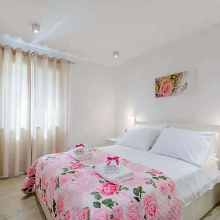 Sunny Days Apartment *