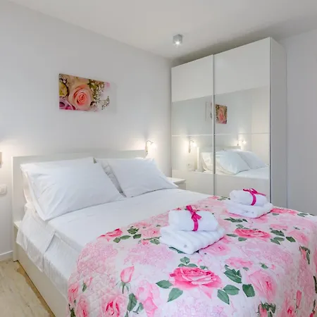 Sunny Days Apartment