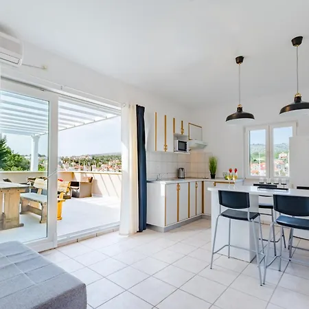 Sunny Days Apartment *