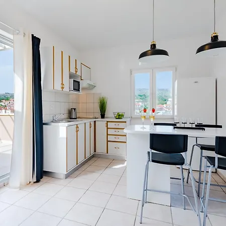 Sunny Days Apartment *