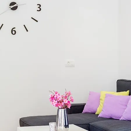 Sunny Days Apartment *